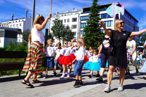 Kolorowa parada przedszkolaków w centrum miasta (fot. Aneta Marczak)