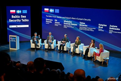 W panelu otwierającym forum „Baltic Sea Security Talks: Wzmocnienie szwedzko-polskiego partnerstwa strategicznego” wzięli udział (od lewej): Pål Jonson – minister obrony Szwecji, Władysław Kosiniak-Kamysz – minister obrony narodowej, Tobias Billstrom – szef strategii i kontaktów z rządem w firmie Nordic Air Defence, były minister spraw zagranicznych Szwecji, Katarina Brud – dyrektorka DefenceXlab oraz Justyna Gotkowska – wicedyrektor Ośrodka Studiów Wschodnich, a poprowadziła go Katarzyna Pisarska (fot. Magdalena Czernek)