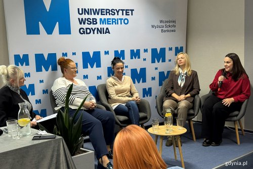 Konferencja Rodzice i nauczyciele w dialogu o neuroróżnorodności, na zdjęciu od lewej: naczelniczka Wydziału Edukacji Iwona Tanewska, wizytatorka Kuratorium Oświaty w Gdańsku Ewa Ossowska, mama osoby neuroatypowej Bożena Lorentz, psycholożka dziecięca Magdalena Kiełczyńska oraz nauczycielka, logopedka i neurologopedka z Przedszkola nr 48 „Morska Przygoda” Patrycja Szemis (fot. Katarzyna Balcerzak)