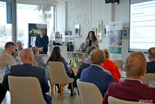 Justyna Suchanek z Referatu Zrównoważonej Mobilności Urzędu Miasta Gdyni oraz dr inż. arch. Łukasz Pancewicz – urbanista i wykładowca Politechniki Gdańskiej podczas warsztatów konsultacyjnych w ramach aktualizacji Planu Zrównoważonej Mobilności Miejskiej (SUMP) dla członków Gdyńskiej Rady Dialogu Gospodarczego (fot. Magdalena Czernek)