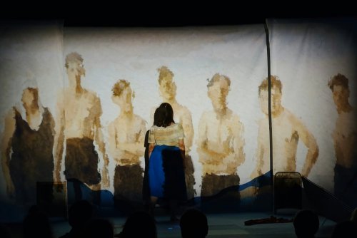 Jedna ze scen w spektaklu „Miasto moje '26” (fot. materiały Teatru BRO)