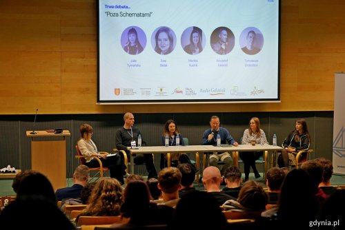 Debatę „Poza schematami” poprowadziła Zuzanna Rybikowska – przewodnicząca Młodzieżowej Rady Miasta, a na jej pytania odpowiadali (od lewej): Tymoteusz Drzeżdżon, Monika Rudnik, Krzysztof Tokarski, Ewa Bielak i Julia Tymańska (fot. Magdalena Czernek)