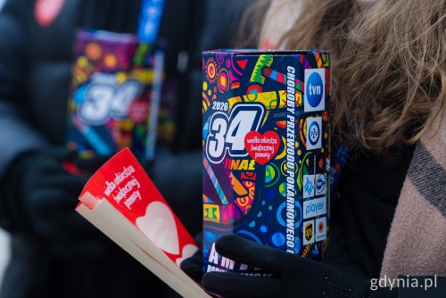 Wolontariusze z puszkami Wielkiej Orkiestry Świątecznej Pomocy kwestują w całym mieście (fot. Paweł Budziński)