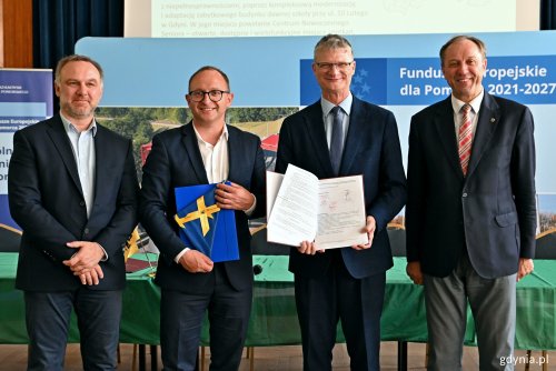 Od prawej: Mieczysław Struk - marszałek województwa pomorskiego, wiceprezydent Gdyni Rafał Geremek i Marcin Skwierawski - wicemarszałek województwa pomorskiego po podpisaniu umowy na dofinansowanie utworzenia Centrum Nowoczesnego Seniora w Gdyni (fot. Magdalena Czernek)
