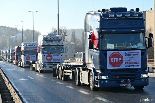 Przejazd protestujących przewoźników drogowych Estakadą Kwiatkowskiego (fot. Magdalena Czernek)