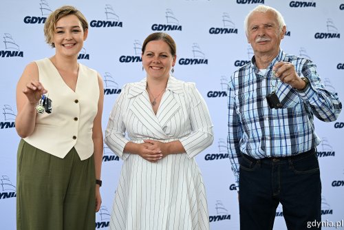 Laureaci loterii „Rozlicz PIT w Gdyni” z kluczykami od aut w rękach oraz prezydent Gdyni Aleksandra Kosiorek podczas wręczenia nagród, które odbyło się w amfiteatrze na Kamiennej Górze (fot. Michał Puszczewicz)