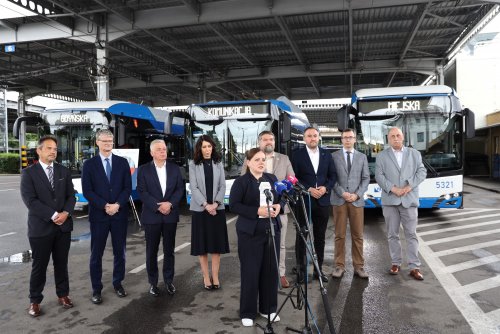 Na zdjęciu (od lewej): dyrektor ZKM Hubert Kołodziejski, wiceprezydent Gdyni Rafał Geremek, przewodniczący rady nadzorczej PKA Tomasz Konewka, prezes spółki GKM Agnieszka Jankowska, prezydent Gdyni Aleksandra Kosiorek, przewodniczący Rady Miasta Gdyni Tadeusz Szemiot, wiceprezydent Gdyni Tomasz Augustyniak, prezes PKM Paweł Misiak i przewodniczący Związku Zawodowego Pracowników Komunikacji Miejskiej w Gdyni Stanisław Taube (fot. Magda Śliżewska)