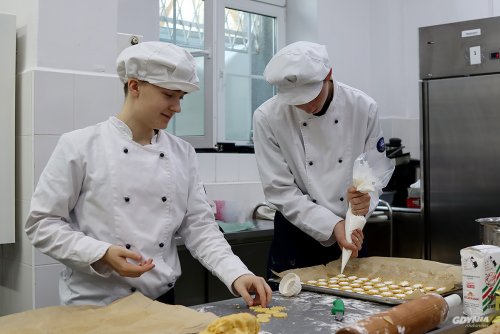 Zdjęcie archiwalne, przygotowanie do egzaminu praktycznego w Zespole Szkół Hotelarsko-Gastronomicznych w Gdyni (fot. Katarzyna Balcerzak)