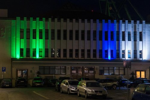 Muzeum Emigracji zostało podświetlone kolorami, które nawiązują do barw na fladze Plymouth (fot. Paweł Budziński)