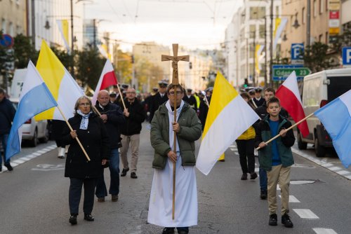 Przemarsz ulicą Świętojańską uświetnił 26. Dzień Papieski w Gdyni (fot. Paweł Budziński)