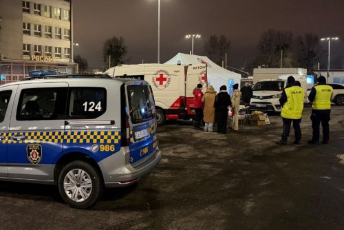 W ostatnią sobotę i niedzielę, już trzeci weekend z rzędu, na Placu Konstytucji w Gdyni działał punkt pomocy humanitarnej oraz punkt medyczny dla osób w kryzysie bezdomności (fot. Wydział Straży Miejskiej i Zarządzania Kryzysowego)