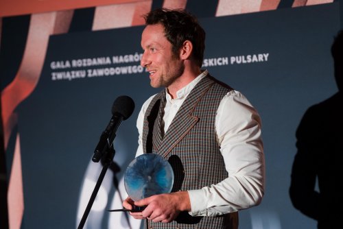 Konrad Eleryk, odebrał nagrodę w kategorii za najbardziej inspirującego aktora w serialu „Heweliusz