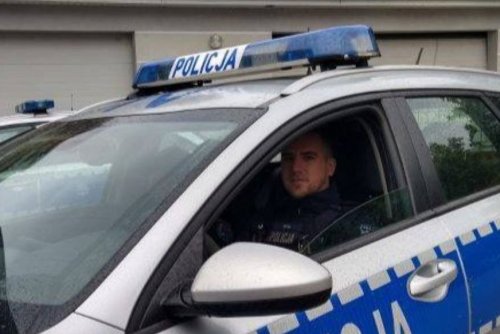 Funkcjonariusze Komisariatu Policji w Gdyni–Chyloni, st. post. Patryk Różański i sierż. Tomasz Kwiatek (fot. FB Komendy Miejskiej Policji w Gdyni)