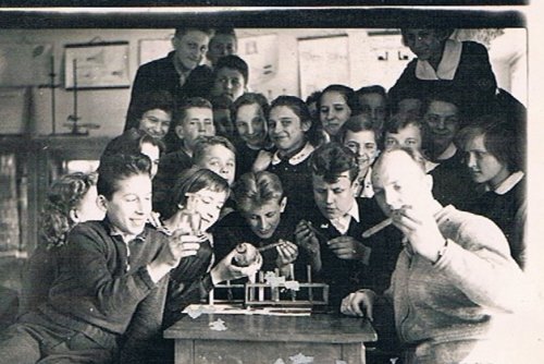 Klasa VII a na lekcji chemi z panem Wierzbickim w gabinecie fizycznym, Czerwiec 1959 roku (fot. archiwum SP nr 17)