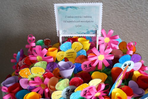 „Z wdzięcznością i radością od najmłodszych mieszkańców Gdyni”. Bukiet od dzieci z Przedszkola nr 57 (fot. Magda Śliżewska)