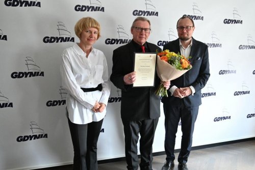Wybitnego gdyńskiego malarza nagrodziły władze Gdyni. Na zdjęciu: Magdalena Rosman, członkini Gdyńskiej Rady Kultury, Stanisław Olesiejuk oraz Mariusz Bzdęga, dyrektor zarządzający ds. kultury i aktywności mieszkańców (fot. Waldemar Ulanowski)