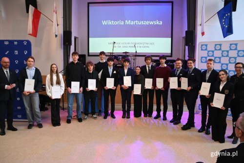 Na zdjęciu: pomorski kurator oświaty Grzegorz Kryger z tegorocznymi laureatkami i laureatami (fot. Magdalena Starnawska)