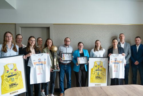 Po imponującym zwycięstwie w finałach Energa Basket Ligi, koszykarki VBW Arka Gdynia spotkały się z prezydent Aleksandrą Kosiorek i dyrektorem zarządzającym Mariuszem Bzdegą (fot. Natalia Kawalerowicz)