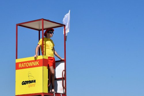 Dzisiaj na wszystkich czterech kąpieliskach powiewają białe flagi (fot. gdyniasport.pl/archiwum)