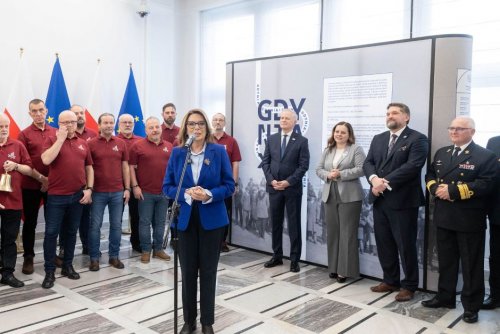 Dzisiaj w Senacie RP odbyła się inauguracja wystawy „Gdynia x 10”. Na zdjęciu: marszałek Senatu Małgorzata Kidawa-Błońska, senator Sławomir Rybicki, prezydent Gdyni Aleksandra Kosiorek, przewodniczący Rady Miasta Gdyni Tadeusz Szemiot,  admirał Krzysztof Jaworski, dowódca Centrum Operacji Morskich Dowództwa Komponentu Morskiego oraz Męski Chór Szantowy „Zawisza Czarny„ pod dyrekcją Jacka Jakubowskiego (Fot. Tomasz Paczos / Kancelaria Senatu RP)