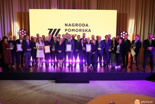 Na zdjęciu m.in.: marszałek województwa pomorskiego Mieczysław Struk, wicemarszałek województwa pomorskiego Leszek Bonna i Marcin Skwierawski, wiceprezydentka Gdyni Oktawia Gorzeńska, wiceprezydent Gdańska Piotr Borawski, a także laureaci i wyróżnieni (fot. Magdalena Starnawska)