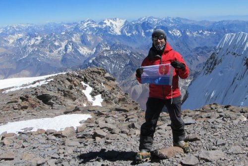 Przemysław Lebiedziński na szczycie Aconcagua (6962 m n.p.m.) z flagą Gdyni (fot. M. Plachetka)