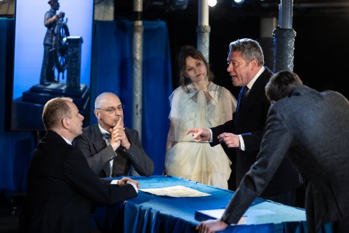 Konkurs im. Andrzeja Żurowskiego jest skierowany do młodych krytyków teatralnych publikujących własne recenzje spektakli. Na zdjęciu: kadr z próby medialnej sztuki „Żeglarz” i aktorzy grający w spektaklu (fot. Roman Jocher)