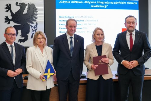 Na zdjęciu od lewej: Marcin Skwierawski, wicemarszałek województwa pomorskiego, Honorata Krupka, skarbnik miasta Gdyni, Mieczysław Struk, marszałek województwa pomorskiego, Jolanta Klauze, dyrektorka Powiatowego Urzędu Pracy w Gdyni oraz Tomasz Augustyniak, wiceprezydent Gdyni (fot. Karolina Ford-Kłopotowska)