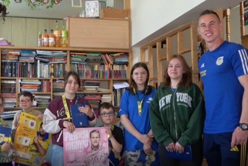 W akcję promująca rodzicielstwo zastępcze w Gdyni zaangażowali się m.in. piłkarze gdyńskiej Arki  - Paweł Depka i Przemysław Stolc// fot. materiały klubu Arka Gdynia