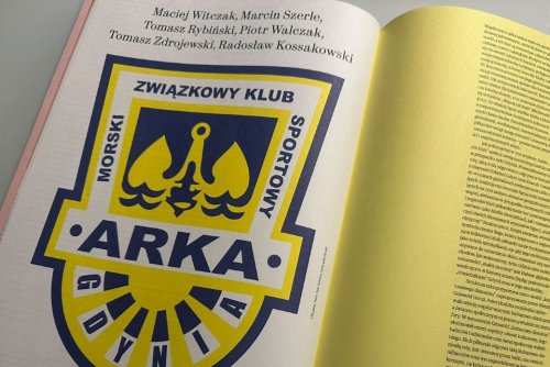 Artykuł o Arce przedstawia klub w kontekście migracji, historii zawodników i kibiców oraz więzi łączących społeczność żółto-niebieskich (źródło: Arka Gdynia)