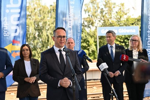 Konferencja w Gdyni z udziałem m.in. ministra infrastruktury Dariusza Klimczaka, posłów Magdaleny Sroki i  Rafała Siemaszki oraz przedstawicieli konsorcjum Unibep i Track Tec Construction (fot. Magda Śliżewska)