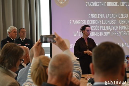 Uczestnikom 2. edycji szkolenia dyplomy wręczyli wojewoda pomorska Beata Rutkiewicz i kmdr dr hab. Wojciech Sokołowski, dziekan Wydziału Dowodzenia i Operacji Morskich AMW (fot. Magda Śliżewska)