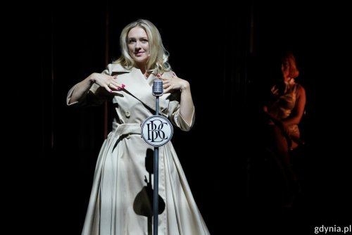 Na scenie siostry Barbara Kurdej-Szatan i Katarzyna Kurdej-Mania w spektaklu „Ina. Wolisz, kiedy się śmieję” (fot. Magda Śliżewska)
