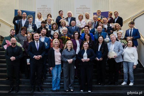 Laureaci Nagrody Prezydent Miasta Gdyni dla pracowników ochrony zdrowia wraz z ministrą zdrowia Jolantą Sobierańską-Grendą, prezydent Gdyni Aleksandrą Kosiorek, wiceprezydentem Tomaszem Augustyniakiem, Beatą Zastawną, przewodniczącą Rady Miasta, Mariolą Śrubarczyk-Cichowską, wiceprzewodniczącą Rady Miasta, Anną Szpajer, radną Gdynia, profesorem Maciejem Grzybkiem, dr. Piotrem Szafranem, przedstawicielem Okręgowej Izby Lekarskiej, Katarzyną Kretowicz, przewodniczącą OIPiP w Gdańsku, Anną Melki, dyrektor Gdyńskiego Centrum Zdrowia oraz członkami komisji opiniującej laureatów (fot. Karol Stańczak)