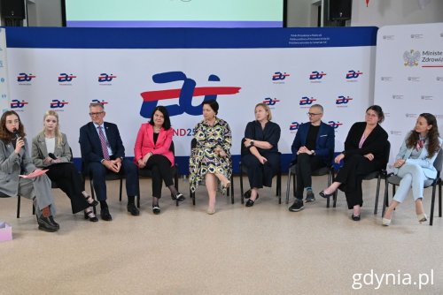 Na zdjęciu (od lewej): uczennice III Liceum Ogólnokształcącego w Gdyni, dyrektor III LO w Gdyni Wiesław Kosakowski, wiceministra zdrowia Katarzyna Kacperczyk, dyrektor Liceum Ogólnokształcącego im. Piotra Skargi w Pułtusku Anna Majewska, kierownik Zakładu Zdrowia Dzieci i Młodzieży Instytutu Matki i Dziecka dr n. społ. Anna Dzielska, prezes Fundacji Rozwój Nowego Pokolenia Piotr Szwędrowski, prezes Stowarzyszenia Cyfrowy Dialog Iwona Brzózka-Złotnicka, dyrektor Departamentu Współpracy Międzynarodowej Katarzyna Drążek-Laskowska (fot. Magdalena Starnawska)