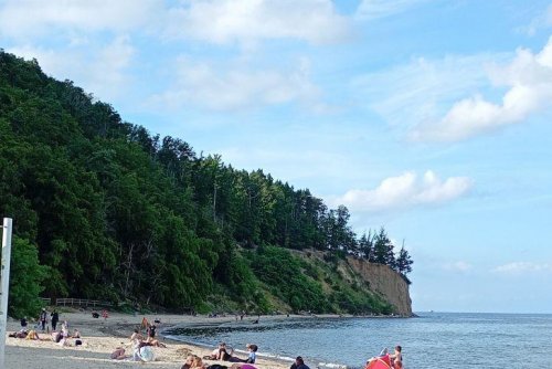 Na taki upał polecamy ukrycie się w cieniu  klifu (fot. Waldemar Ulanowski)