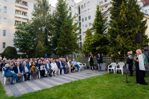 Bankowiec obchodzi 90 urodziny. Goście tłumnie pojawili się na dziedzińcu (fot. Paweł Budziński)