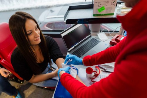 W urodziny miasta wszyscy chętni mogli oddać krew w ambulansie, który zaparkował pod Urzędem Miasta (fot. Paweł Budziński)