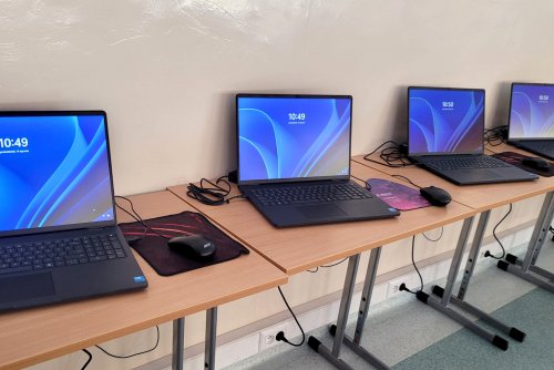Do szkół w Gdyni dotarły pierwsze laptopy i tablety dla uczniów w ramach dofinansowania z KPO (fot. SP 39  w Gdyni)