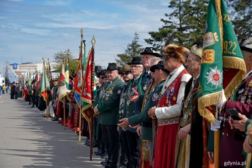 Przedstawiciele bractw kurkowych z Polski na Nabrzeżu Pomorskim podczas 90-lecia zaślubin bractw kurkowych z morzem (fot. Magdalena Czernek)
