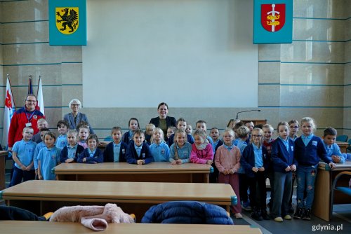 Pierwszoklasiści ze Szkoły Podstawowej nr 40 wraz z prezydent Gdyni Aleksandrą Kosiorek, radną miasta Joanną Zielińską oraz Pawłem Kurskim z Biblioteki Urzędu Miasta Gdyni w sali obrad Rady Miasta Gdyni (fot. Magdalena Czernek)