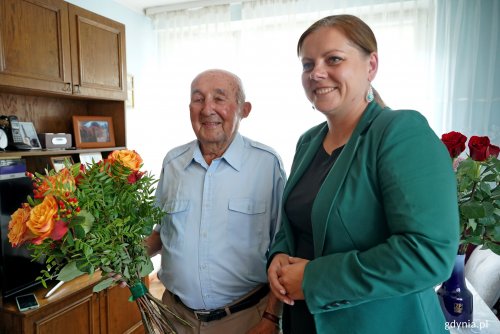 Prezydent Gdyni Aleksandra Kosiorek podczas wizyty u Józefa Grabarczyka, który dołączył do grona gdyńskich stulatków.