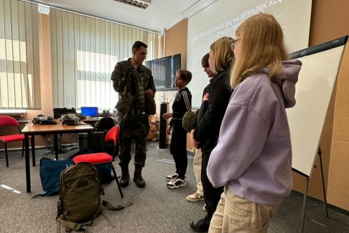 Zdjęcia archiwalne z zajęć w ramach akcji „Edukacja z wojskiem”, które odbyły się w Szkole Podstawowej nr 44 w maju 2024 roku (materiały SP 44)