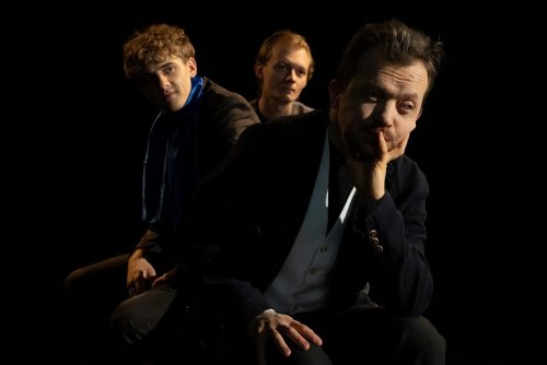 Piotr Rogalski, Bartłomiej Deklewa i Piotr Ujejski w nowym spektaklu Teatru Gdynia Główna pt. „Kto zabił w Konitzville” (fot. Anna Rezulak)