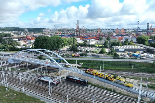 Widok z góry na nowy wiadukt kolejowy na stacji Gdynia Port (fot. Tomasz Kuzma/PLK SA)