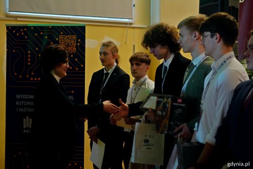 Laureaci kategorii „Elektryka” odbierają gratulacje i nagrody (fot. Magdalena Czernek)