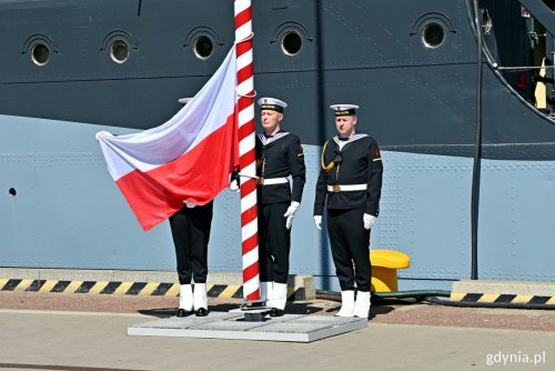 Poczet flagowy podnosi flagę państwową na maszcie przy okręcie ORP „Błyskawica” (fot. Magdalena Czernek)