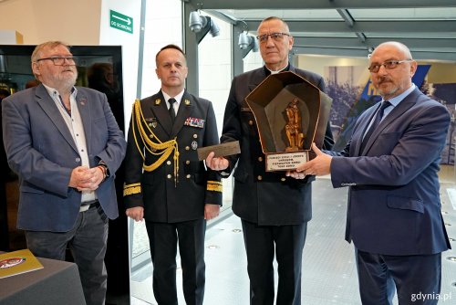 Od prawej: Andrzej Olichwiruk – wiceprezes Stowarzyszenia Weteranów Polskich Formacji Granicznych, ks. kmdr Zbigniew Rećko – proboszcz parafii pw. Matki Boskiej Częstochowskiej w Gdyni, kontradm. SG Andrzej Prokopski – komendant Morskiego Oddziału Straży Granicznej oraz Waldemar Bocheński – prezes Stowarzyszenia Weteranów Polskich Formacji Granicznych podczas ceremonii przekazania kapliczki pamięci Józefa i Zofii Unrugów (fot. Magdalena Czernek)