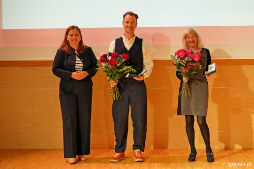 Prezydent Gdyni Aleksandra Kosiorek z laureatami medali „Civitas e Mari” – prof. Edwardem Denisonem oraz Jolantą Barton-Piórkowską (fot. Magdalena Czernek) 
