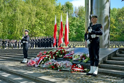 Posterunek honorowy przed pomnikiem Obrońców Wybrzeża na Cmentarzu Wojennym w Redłowie podczas uroczystości z okazji 80. rocznicy zakończenia II wojny światowej (fot. Magdalena Czernek)